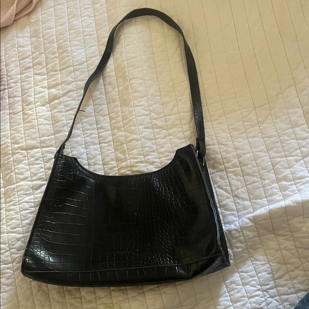 Elegant Black Crocodile-Embossed Shoulder Bag